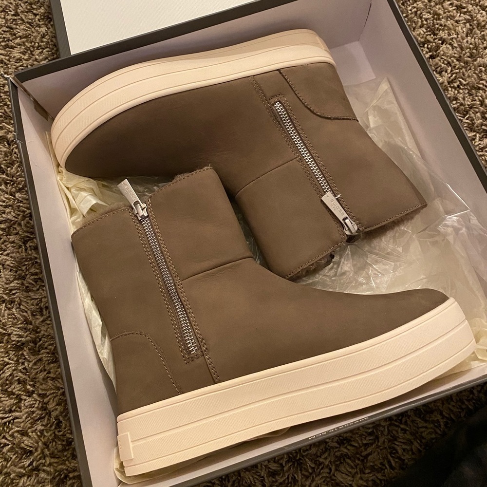 J/Slides platform bootie